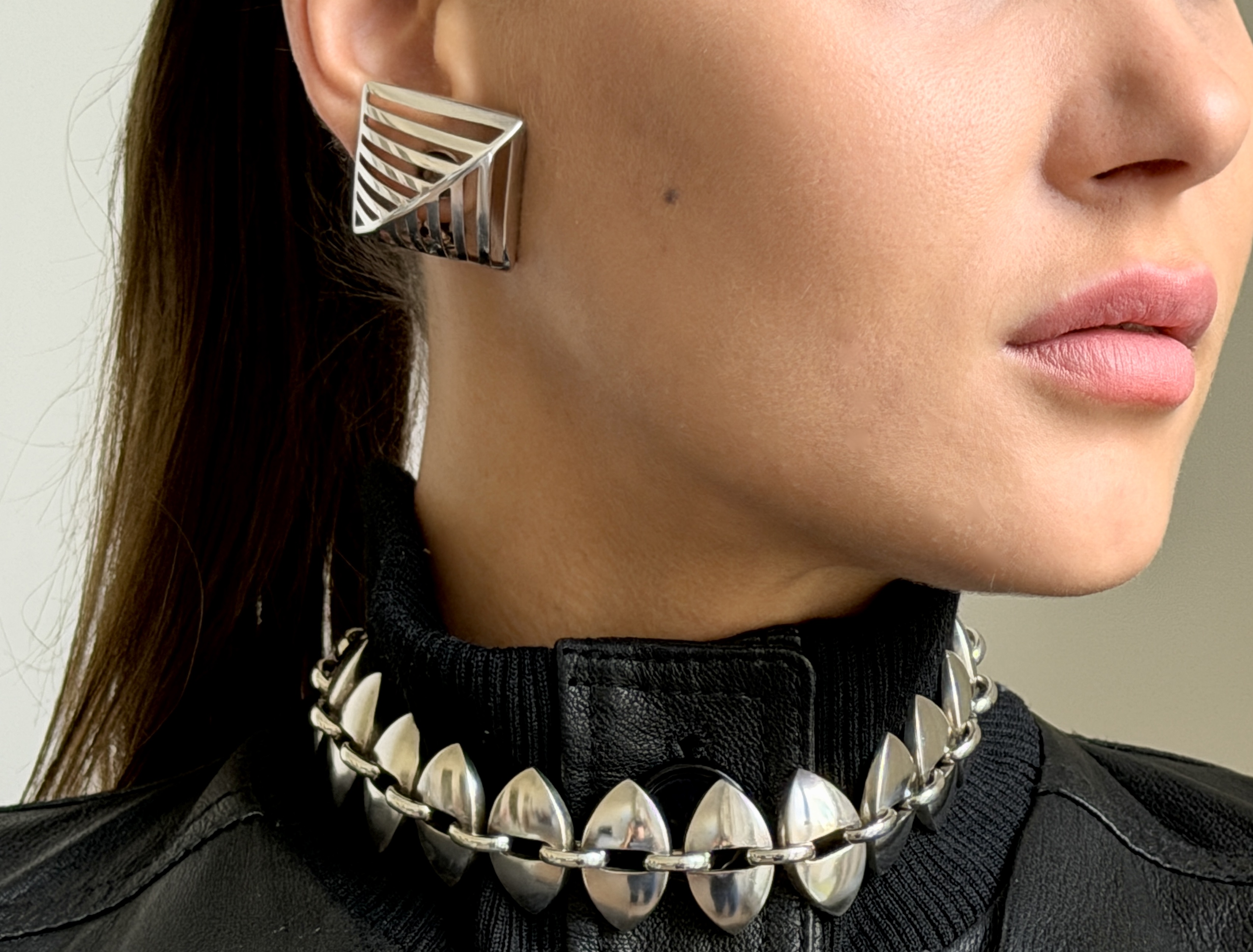 Discover the Nanna Ditzel Grates Earrings, a perfect blend of elegance and modern design. Crafted with precision, these earrings celebrate contemporary aesthetics while showcasing timeless grace. Ideal for any occasion!